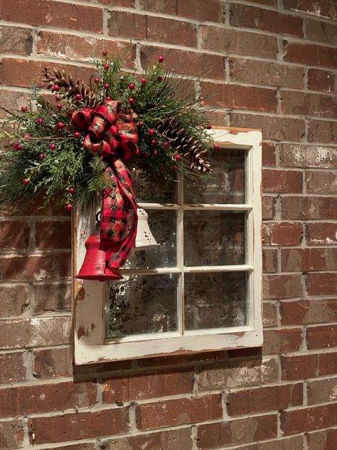 Christmas Old Window Decor, Indoor Ladder Christmas Decor, Old Windows Christmas Ideas, Farmhouse Christmas Window, Old Window Christmas Ideas, Indoor Window Christmas Decor Ideas, Rustic Windows, Christmas Frames Diy, Old Window Decor