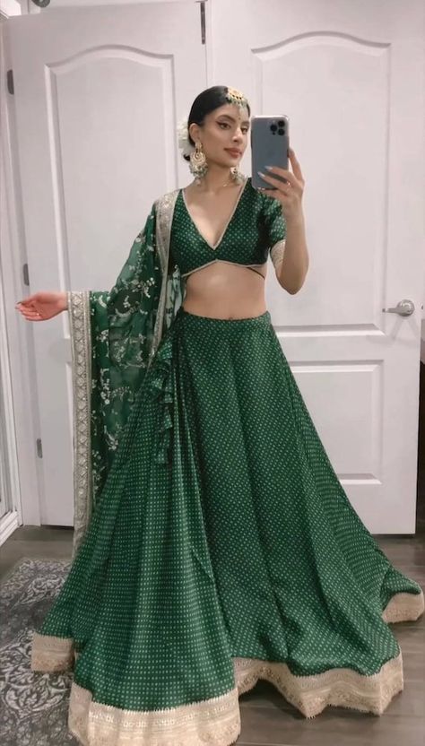 Lehenga Choli Latest, Choli Blouse Design, Chaniya Choli Designs, Green Lehenga Choli, Lehenga Choli Designs, Lehenga Choli For Women, Choli For Women, Simple Lehenga, Mehendi Outfits