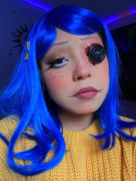 gore sfx button eyes coraline look for halloween and sooony szn (creator is andreaa.01 on IG) Scary Coraline Makeup, Coraline Costume Button Eyes, Coraline Sfx Makeup, Coraline Make Up Halloween, Scary Coraline Costume, Coraline Button Eyes Makeup, Coraline Costume Makeup, Halloween Costumes 2022 Scary, Coraline Costume Aesthetic