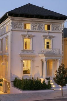 White Houses Aesthetic, European Facade Architecture, French Eclectic House Exterior, White Mansion Exterior, European Architecture Homes, Italian Exterior House, Modern French Architecture, Italian Architecture Homes, European House Design