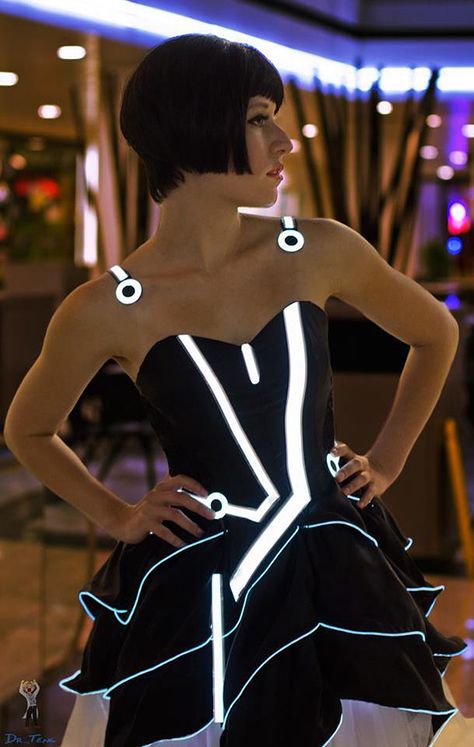 TRON Party Dress is off the Grid Cyberpunk Mode, Geeky Chic, Tron Legacy, Cyberpunk Fashion, Futuristic Fashion, Cooler Look, Future Fashion, Geek Chic, Cosplay Ideas