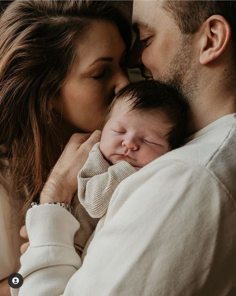 Newborn Photography With Older Siblings, Infant Photography Poses, Newborn Family Pictures, Foto Newborn, Lifestyle Newborn Photos, Pregnancy Pictures, Newborn Family Photography, Baby Pictures Newborn, Newborn Family Photos