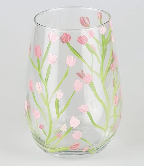 Glass Painting Designs Flowers, Clear Mug Painting Ideas, Cute Glass Painting, Drawing On Glass Cups, Glass Painting Designs Easy, Easy Wine Glass Painting, Painted Wine Glasses Flowers, Glass Cup Painting Ideas, Wine Glass Painting Ideas