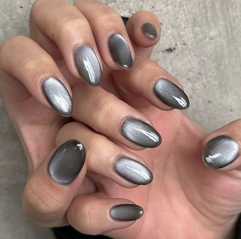 Winter Silver Nails, Silver Magnetic Nails, Glitz And Glam Nails, Silver Aesthetic, Spooky Nails, Minimal Nails Art, Halloween Idea, Hello Nails, Hippie Nails