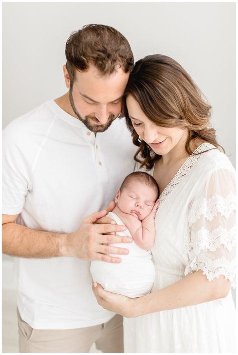 Newborn Natural Light Photos, Simple White Newborn Photography, What To Wear Newborn Session, Newborn Parent Poses, Natural Newborn Photos, Newborn Family Pictures, Baby Boy Newborn Pictures, Newborn Photography Boy, Newborn Family Photography