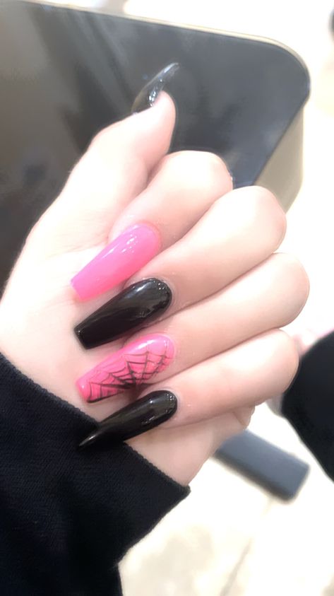 Emo Pink Nails, Draculaura Inspired Nails, Cute Emo Nails, Cute Goth Nails, Monster High Nail Art, Emo Acrylic Nails, Punk Nails Grunge, Pink Goth Nails, Draculaura Nails