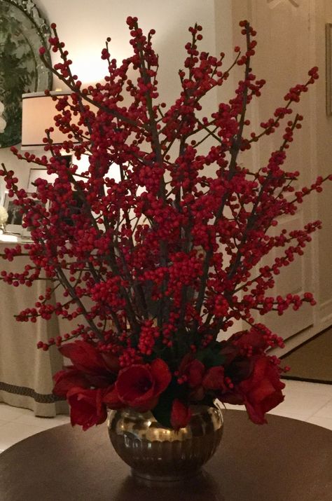 Large Christmas Arrangements, Christmas Vase Arrangements, Christmas Florals, Red Flower Arrangements, Christmas Vases, Red Christmas Decor, Christmas Flower Arrangements, Flower Vase Arrangements, Christmas Floral Arrangements