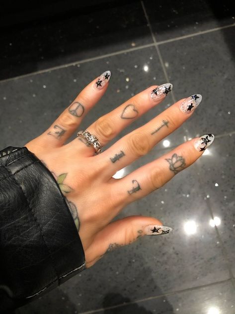 Nail Arts Ideas, Tattooed Hands, Nail Tattoos, Tattoo Mini, Nail Tattoo, Nails Only, Cat Claws, Star Nails, Ideas Nails