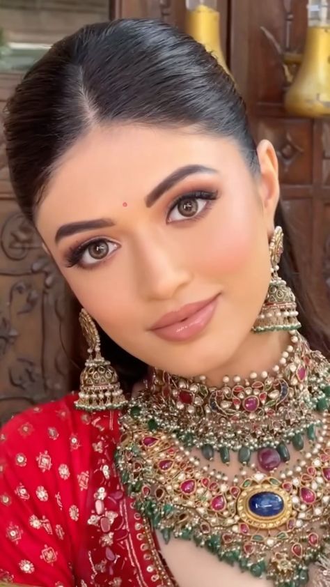 Reception Makeup Look Bride Indian, Bollywood Actress Wedding Look, No Makeup Bridal Look Indian, Soft Glam Makeup Indian Bride, Desi Makeup Looks Wedding, Soft Glam Makeup Indian Skin, Simple Indian Bridal Makeup, Indian Party Makeup Looks, Sangeet Makeup Look For Bride