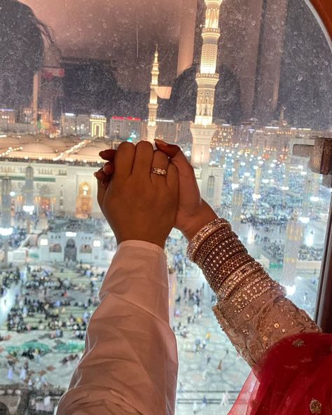 Bigg Boss OTT 3 fame, Sana Sultan Khan tied the knot with Mohammad Wazid in a nikaah ceremony in Madina. The newlyweds shared beautiful photos from their celebration, leaving fans in awe of the magical moments from her big day! 😍❤️ #sanasultan #sanasultankhan #mohammadwazid #nikkah #nikah #weddingbells #weddingday #wedding #biggbossott3 #bbott3 #BiggBoss #bb Nikah In Madina, Nikah Ceremony Muslim, Better Muslim, Nikah Ceremony, Vision 2025, Lip Wallpaper, Bigg Boss, Magical Moments, 2025 Vision