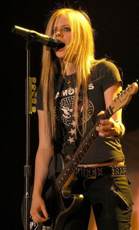 Punk Aesthetic Outfit, 2000s Punk Aesthetic, Avril Levigne, Cl Instagram, Avril Lavingne, 2000s Punk, Avril Lavigne Style, Debut Photoshoot, Cute Workout Outfits