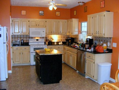 20 Orange Kitchens That Will Blow you Away | Nimvo - Interior and Exterior Design, Architecture, Home Tips Burnt Orange Kitchen, Orange Kitchen Walls, Small Kitchen Makeovers, Orange Kitchen Decor, Best Kitchen Colors, Two Tone Kitchen Cabinets, Kitchen Walls, Kitchen Wall Colors, Granite Countertop