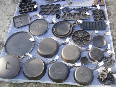 Vintage Cast Iron Cookware, Cleaning Cast Iron Pans, Cast Iron Pizza Pan, Cast Iron Care, Cast Iron Pizza, Cast Iron Pans, Cast Iron Cleaning, Iron Skillet Recipes, Seasoning Cast Iron