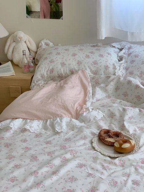 Pink Floral Coquette Cotton Duvet Cover Set, Ruffle Lace Frill Single/full Duvet Cover Set - Etsy Pink Single Bedroom, Coquette Bedspread, Farmhouse Pink Bedroom, Bed Sheets Coquette, Coquette Bedsheets, Coquette Dorm Room, Coquette Bedding, Coquette Vibes, Disney Room Decor