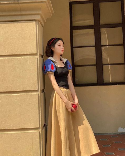 Snow White Halloween Costume, Snowwhite And The Huntsman, Snow White Outfits, Snow White Cosplay, Snow White Dress, Costumes College, Snow White Dresses, Princess Snow White, Snow White Costume