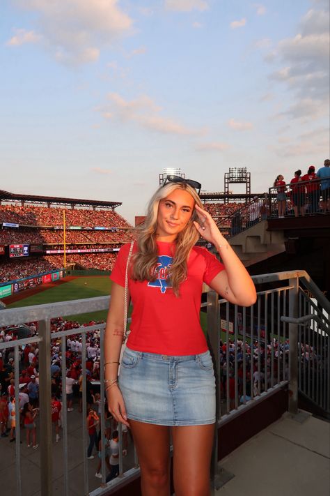 #phillies #philliesoutfit #baseball #baseballoutfit #baseballgamepics #baseballgame #philliesgameoutfit Baseball Date Outfit, Baseball Top Outfit, Phillies Game Outfit, Baseball Gf, Baseball Game Outfit Women, Girls Baseball Outfit, Baseball Game Outfit, Tailgate Outfits, Phillies Game