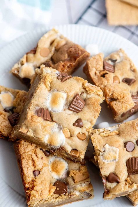 Peanut Butter Cup S'mores Cookie Bars Smores Cookies Bars, Southern Plate, Peanut Butter Marshmallow, Easy Oatmeal, Sheet Cake Recipes, Peanut Butter Cheesecake, Chocolate Delight, Peanut Butter Cup, Cookie Bar Recipes