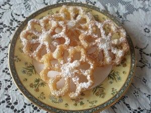 Gluten Free Rosettes! My mom makes the regular ones every Christmas! Will have to try this next year :) Rosettes Cookie Recipe, Rosette Recipe, Rosette Cookies, Glutenfri Baking, Traditional Christmas Cookies, Gluten Free Holiday, Gluten Free Christmas, Gf Desserts, Gluten Free Sweets