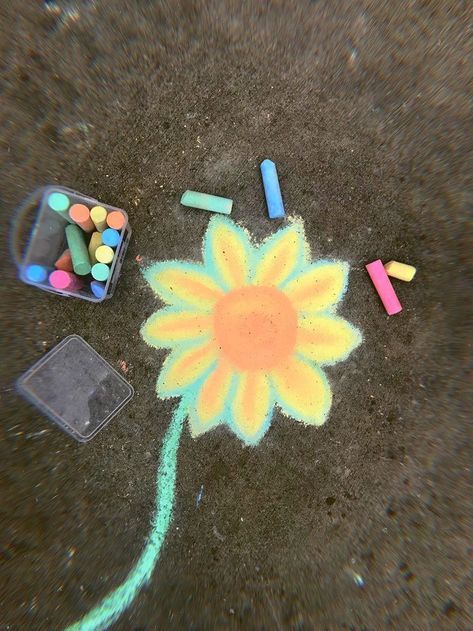 Chalk Drawing Ideas, Chalk Art Christmas, Chalk Art Quotes, Easy Chalk Drawings, Street Chalk Art, Fun Chalk Art, Chalk Ideas, Side Walk, Art Sunflower