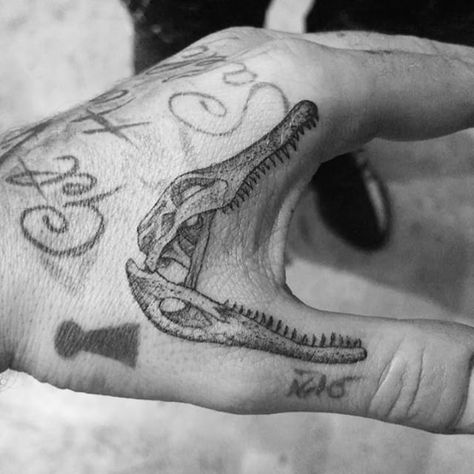 Alligator Tattoo, Crocodile Tattoo, Tatuagem Masculina Pequena, Knuckle Tattoos, Dinosaur Tattoos, Tattoo Themes, Body Suit Tattoo, Full Body Tattoo, Full Sleeve Tattoos