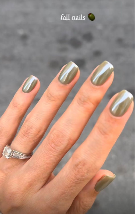 Shorter Nails Ideas, Olive Green Gel Nails, Green Nails 2024, Chrome Gel Nails Ideas, January Nail Inspo 2024, Nails September 2024, Autumn Chrome Nails, Nude Nails With Chrome, Nails For Brown Skin Tone