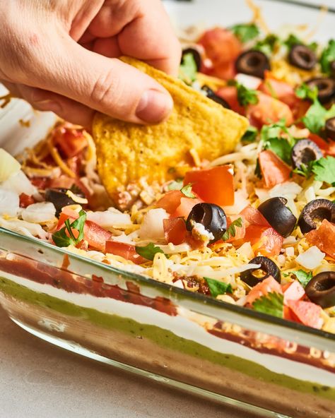 It's a classic for a reason. Layer Dip Recipe, 7 Layer Dip Recipe, Layered Dip Recipes, 7 Layer Dip, Layered Taco Dip, Tailgate Snacks, Seven Layer Dip, Frijoles Refritos, Layer Dip