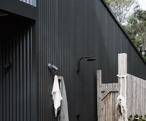 A colorbond shed-style home in Yallingup, Western Australia Colorbond Shed, Shed Homes Australia, Shed Homes Interior, Bush Retreat, Australian Farmhouse, Black Shed, Colorbond Roof, Shed House, Skillion Roof