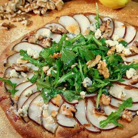 Pear, Walnut and Bluecheese Pizza Pear Blue Cheese, Blue Cheese Pizza, Pear Pizza, Arugula Pizza, Artisan Pizza, Gourmet Pizza, Red Pear, Pear Recipes, Pizza Food