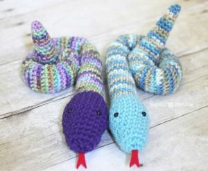 Free #crochet patterns featuring Variegated Yarns! Roundup on Mooglyblog.com Crochet Snake Pattern, Crochet Snake, Amigurumi For Beginners, Repeat Crafter Me, Single Crochet Decrease, Crocheted Toys, Crochet Decrease, Crochet Business, Snake Pattern