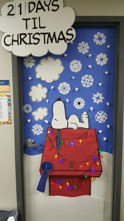 Christmas Door Decorating Daycare, Christmas Classroom Door Contest Decorating Ideas, Christmas Classroom Door Ideas High School, Holiday Door Classroom, Wrapping Paper Door Decoration, Simple Decorations For Christmas, Class Door Decorations Christmas, Teacher Door Ideas Christmas, Home Alone Classroom Door Decorations