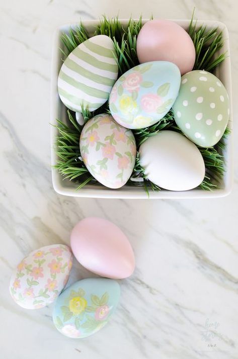 These pastel Easter eggs are so pretty, they'd make the perfect centerpiece for your Easter brunch.  #holiday #easter #craft #inspiration #diy #family #home #kids #eastereggs #easterdecorating Unique Easter Eggs, Creative Easter Eggs, Painted Eggs, Plastic Easter Eggs, Easter Egg Designs, Easter Egg Crafts, Easter Egg Painting, Easter Eggs Diy, Easter Inspiration