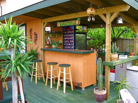 Margaritaville Decor, Themed Backyard, Outdoor Tiki Bar, Outdoor Grill Station, Diy Outdoor Bar, Bar Shed, Outside Bars, Outdoor Patio Bar, Outdoor Pavilion