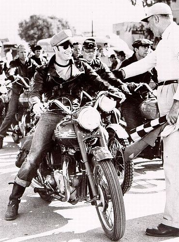 Marlon Brando "The Wild one" 1953. jj Biker Movies, Moto Triumph, Triumph Thunderbird, Trick Riding, Motos Vintage, Motorcycle Gang, The Wild One, Triumph Bikes, Photo Star