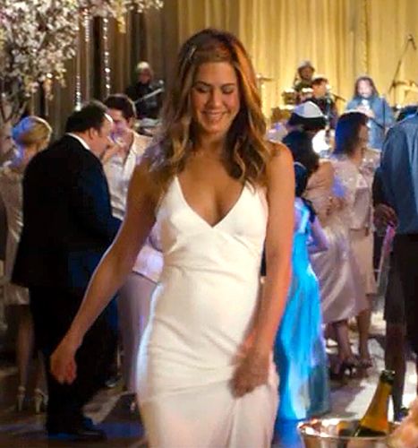 Jennifer Aniston showcases her ridiculous body in one of the sexiest on-screen wedding dresses of all time—look at the plunging neckline and that open back!—when she weds her best friend-turned-pretend husband Adam Sandler at the end of the film. Jennifer Aniston Wedding Dress, Jennifer Aniston Wedding, Jennifer Aniston Movies, Jen Aniston Style, Jennifer Aniston Dress, Jeniffer Aniston, Just Go With It, Jenifer Aniston, Jennifer Aniston Style