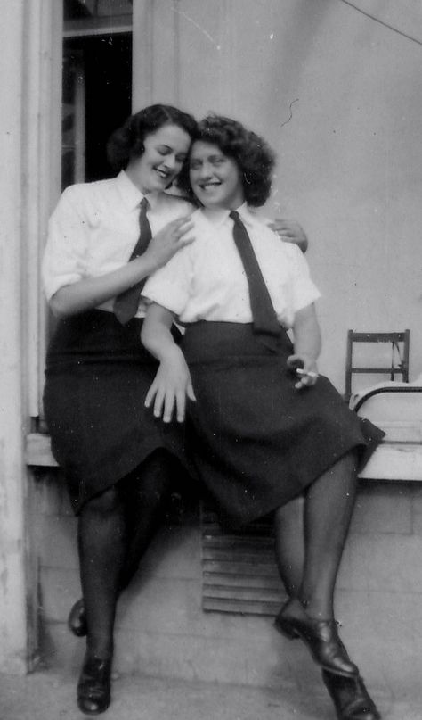 Autostraddle — Epic Gallery: 150 Years Of Lesbians And Other Lady-Loving-Ladies Couples Vintage, 1940s Women, Vintage Lesbian, Woman Loving Woman, Vintage Couples, Gal Pal, Japanese Vintage, Vintage Portraits, Women In History