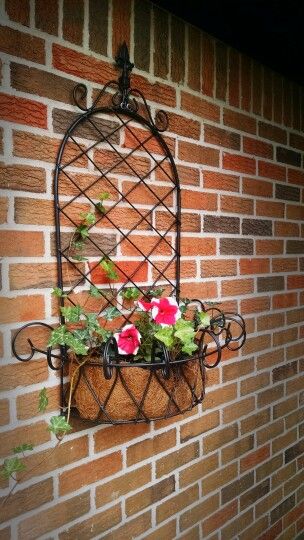 Porch Wall Planter, Pot Arrangements, Wall Planters Outdoor, Iron Basket, Planters Outdoor, Porch Wall, Kitchen Baskets, Diy Plant Hanger, Basket Wall