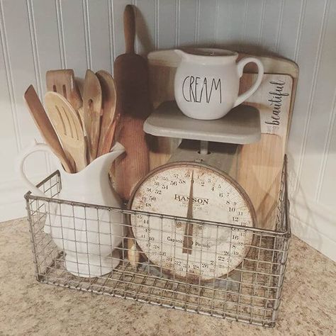 A basket with old scale | Inspiring Farmhouse Kitchen Design & Decor Ideas Basket Vignettes, Kitchen Open Concept, Ranch Kitchen, Vibeke Design, Smart Tiles, Decoration Tips, Kitchen Design Decor, Wire Basket, Country Crafts