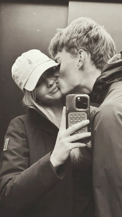 Photo Inspo Boyfriend, Bf Pics Aesthetic, Aesthetic Relationship Pictures, Cute Couple Mirror Picture Ideas, Couple Picture Ideas Mirror, Boyfriend Aesthetic Pictures, Couple Selfies Aesthetic, Couple Mirror Selfie Aesthetic, Mirror Selfie Couple