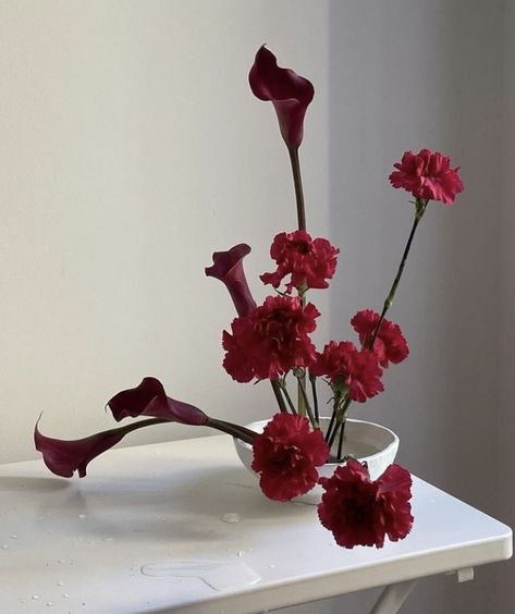 Red Crysantenum Flower, Red Anthurium Centerpiece, Deep Red Flower Arrangements, Deep Red Floral Arrangements, Pink Red Flower Arrangement, Ikebana Anthurium, Anthurium Ikebana, Tulips Wedding Decor, Red Ikebana