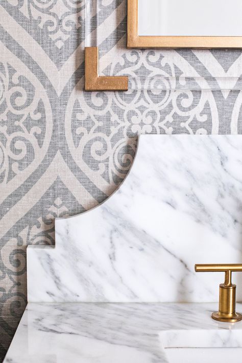 White Vanity Wallpaper, Decorative Marble Backsplash, Arched Backsplash Bathroom, Bathroom Stone Backsplash, Marble Backsplash Edge Detail, Decorative Vanity Backsplash, Curved Granite Backsplash, Marble Vanity Backsplash Ideas, Powder Bath Backsplash