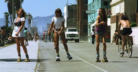 Roller Quad, Outdoor Roller Skates, Front Walk, Retro Skater, Visit Venice, Roller Skaters, Roller Girl, Skater Girls, California Beach