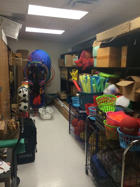 This is what an equipment room should look like! #AWESOME #ORGANIZED #physicalED #PE Pe Classroom, Gym Equipment Storage, Pe Equipment, Equipment Room, Gym Storage, Pe Ideas, School Gym, Equipment Storage, Teacher Technology