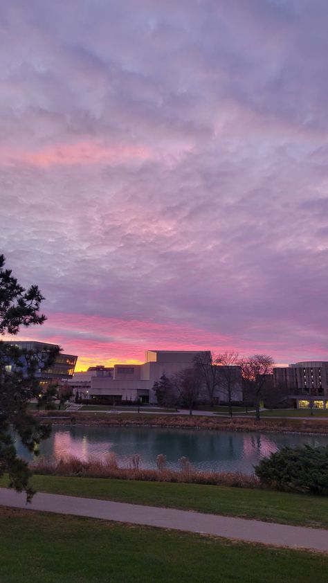 Orange/Pink/Purple Sunset over Lakefill at Northwestern University in Evanston, Illinois Northwestern Graduation, Northwestern University Aesthetic, Northwestern Aesthetic, Highschool Vibes, College Manifestations, College Goals, College Necessities, Evanston Illinois, College Vision Board