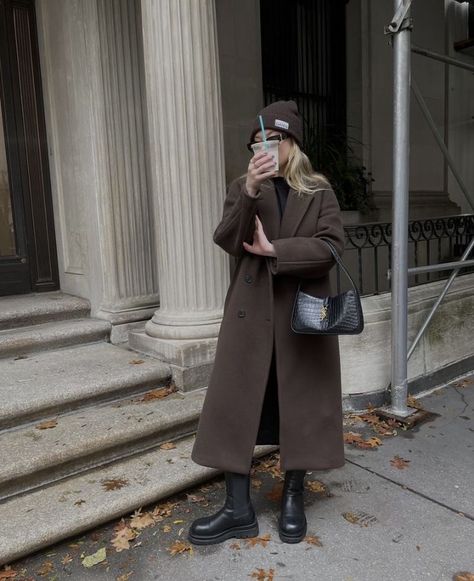 Dark Brown Coat Outfit, Brown Coat Outfit, Wool Coat Outfit, Outfits Professional, Classy Pants, Brown Wool Coat, Professional Workwear, Interview Outfits, Trousers Outfit