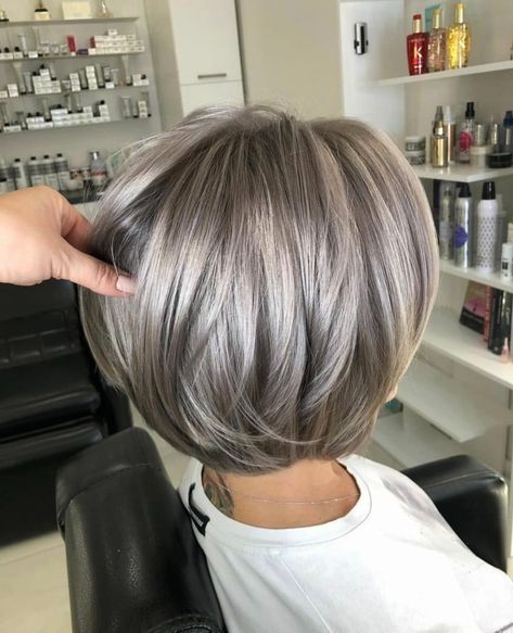 Platinový Blond, Grey Hair Transformation, Gorgeous Gray Hair, Gray Hair Cuts, Blending Gray Hair, Gray Hair Highlights, Bob Hairstyles For Fine Hair, Haircuts For Medium Hair, Haircut For Thick Hair