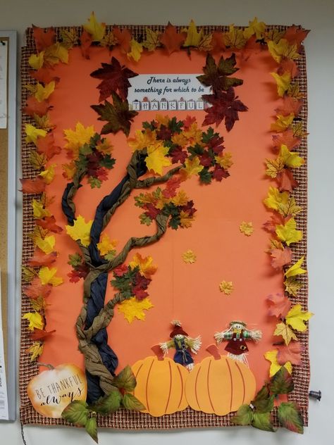 Fall Leaf Door Decorations Classroom, Autumn Theme Preschool Decorations, Autumn Classroom Decorations, Thanksgiving Door Decorations, Fall Festival Decorations, Bee Crafts For Kids, Preschool Decor, Thanksgiving Classroom, Fall Classroom Decorations