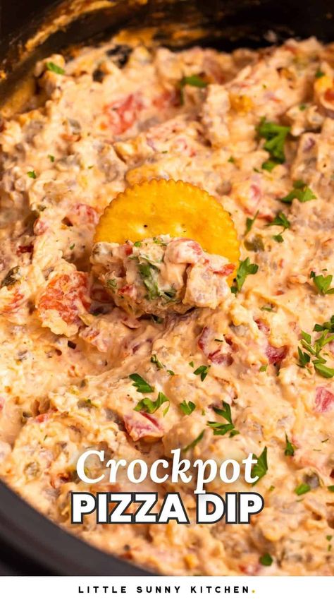 Crock Pot Pizza Dip is amazingly tasty, so simple to make in your slow-cooker and will be a huge hit at your next party. Jalepeno Dip Crock Pot, Dips In The Crockpot, Crockpot Pepperoni Dip, Pepperoni Dip Crock Pot, Slow Cooker Taco Dip, Beef Dip Crock Pot, Crock Pot Pizza Dip, Crockpot Snacks Appetizers, Crock Pot Appetizers For A Crowd