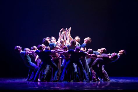 Dancer On Stage Aesthetic, Group Choreography, Group Dance Poses, Dance Architecture, Cool Dance Lifts Group, Dance Formations, Creative Dance Photography, Contemporary Dance Group, Group Dance Formations