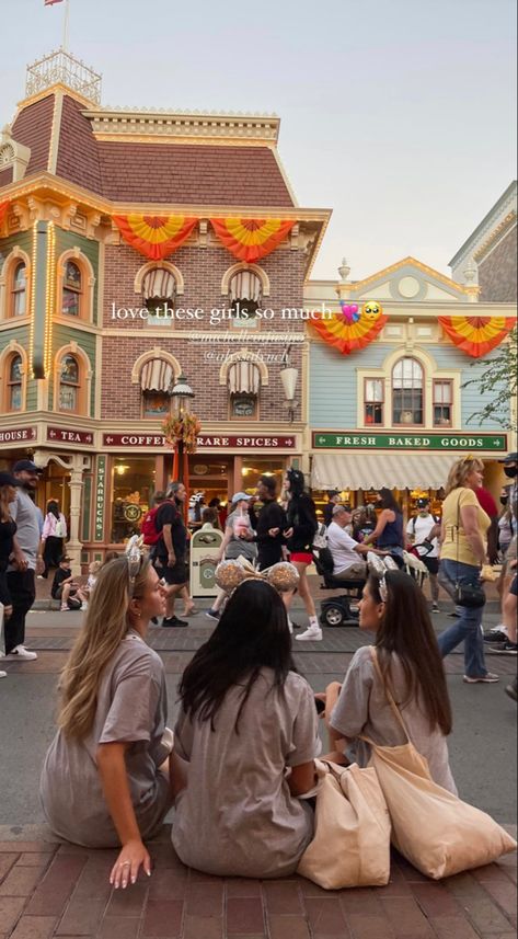 Disney Pics With Friends, Disney Inspo Pics, Disney Trip Aesthetic, Disney With Friends, Disneyland Picture Ideas, Disneyland Pics, Los Angeles Trip, Disney World Pictures Ideas, Florida Bachelorette