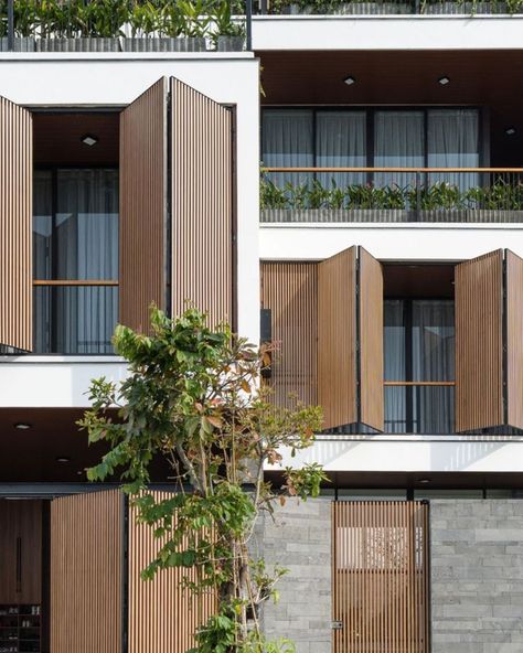 Renovation Facade, Wood Facade, Facade Architecture Design, Design Exterior, Balcony Design, Facade Architecture, House Interior Decor, Facade Design, Facade House